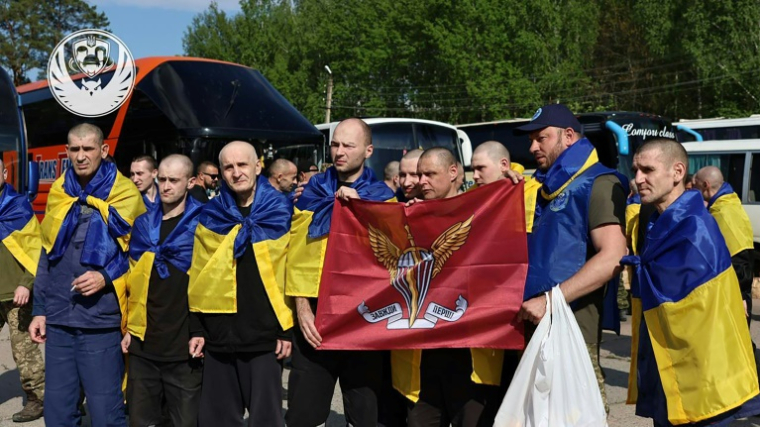 Photo prise et publiée par le Siège de coordination pour le traitement des prisonniers de guerre, le 23 mai 2025, montrant des prisonniers de guerre ukrainiens après leur échange contre des prisonniers russes ( Siège de coordination pour le traitement des prisonniers de guerre / - )