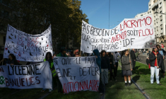 Des manifestants tiennent des banderoles lors d'une nouvelle manifestation contre la vie chère Porte de Bagnolet, à Paris, le 31 octobre 2026 ( AFP / Sameer AL-DOUMY )