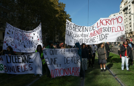 Des manifestants tiennent des banderoles lors d'une nouvelle manifestation contre la vie chère Porte de Bagnolet, à Paris, le 31 octobre 2026  ( AFP / Sameer AL-DOUMY )