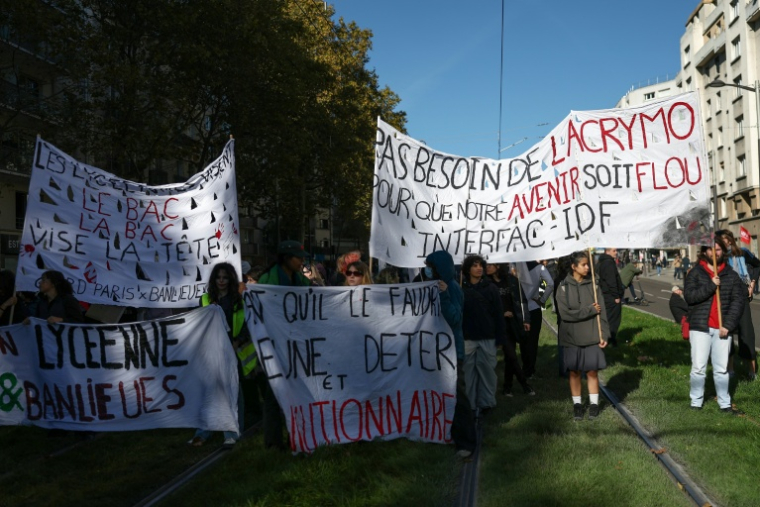 Des manifestants tiennent des banderoles lors d'une nouvelle manifestation contre la vie chère Porte de Bagnolet, à Paris, le 31 octobre 2026  ( AFP / Sameer AL-DOUMY )