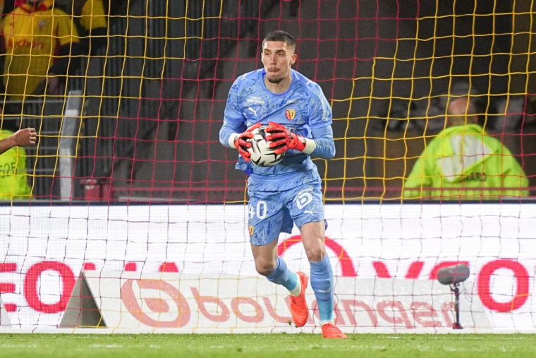 Robin Risser remercie Jean-Louis Leca avant la finale de Coupe de France