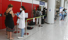 Des passagers font la queue devant un point de dépistage du coronavirus à l'aéroport de Son Sant Joan à Palma de Majorque