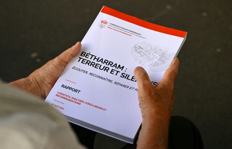 Le rapport de la commission d'enquête de la FIJD sur le collège catholique "Le Beau Rameau" à Lestelle-Betharram, le 20 juin 2026 dans les Pyrénées-Atlantiques ( AFP / Gaizka IROZ )