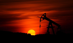 soleil couchant et petrole (Crédits: Unsplash - Zbynek Burival)