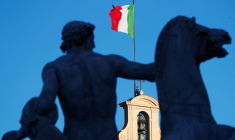 Photo du drapeau italien qui flotte sur le palais du Quirinale