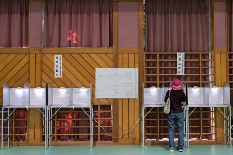 Un électeur vote pour les élections à la chambre haute du Japon, qui s'annoncent à haut risque pour le Premier ministre Shigeru Ishiba, le 20 juillet 2025 à Tokyo  ( AFP / Richard A. Brooks )