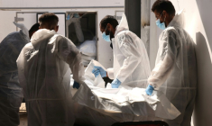 Des employés de l'hôpital Nasser à Khan Younès dans le sud de la bande de Gaza transportent l'une des dépouilles remises à Gaza par les autorités israéliennes, via la Croix-Rouge, le 31 octobre 2025 ( AFP / - )