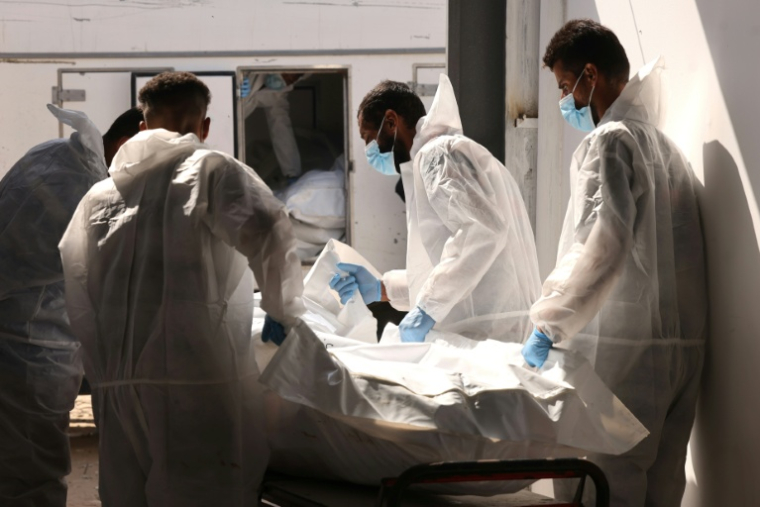 Des employés de l'hôpital Nasser à Khan Younès dans le sud de la bande de Gaza transportent l'une des dépouilles remises à Gaza par les autorités israéliennes, via la Croix-Rouge, le 31 octobre 2025 ( AFP / - )
