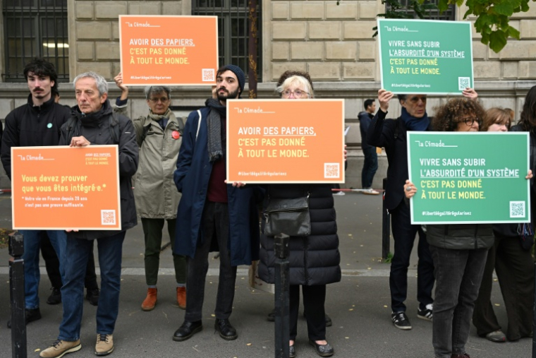 Action symbolique de La Cimade contre la violence et l’"absurdité" des parcours de demandes de régularisation, Paris, le 16 octobre 2025 ( AFP / Bertrand GUAY )
