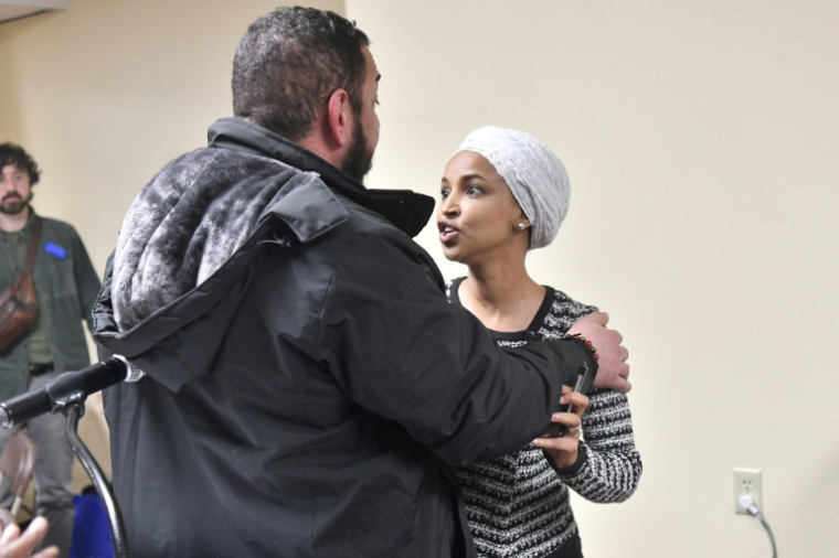 L'élue démocrate américaine Ilhan Omar (d) agressée lors d'une réunion publique, à Minneapolis, le 27 janvier 2026 ( AFP / Octavio JONES )