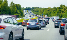 Chaque été, les départs en vacances sont l’occasion d’interminables files de bouchons. (crédit: Adobe Stock)