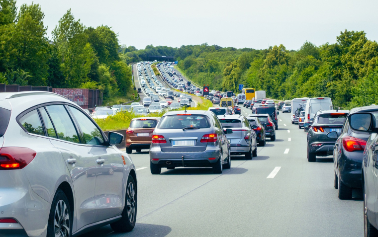 Chaque &eacute;t&eacute;, les d&eacute;parts en vacances sont l&rsquo;occasion d&rsquo;interminables files de bouchons. (cr&eacute;dit: Adobe Stock)
