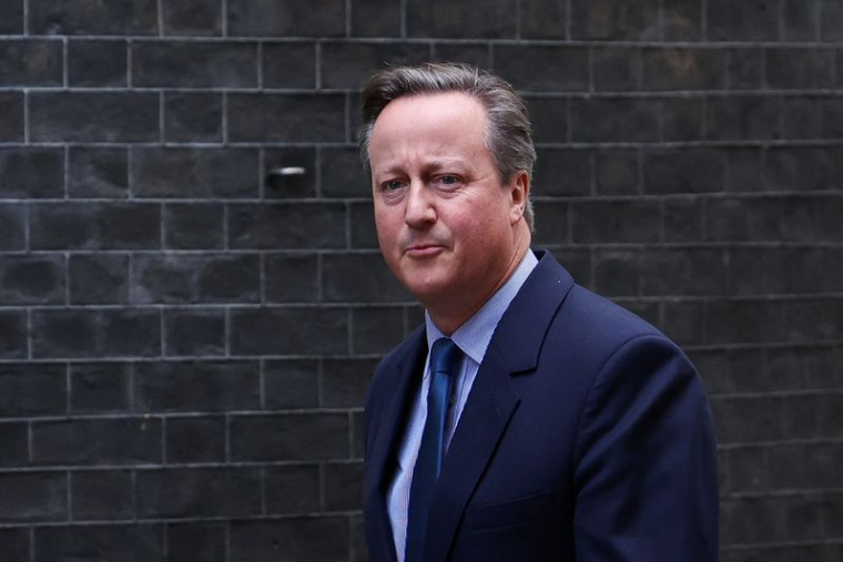L'ancien Premier ministre britannique David Cameron devant le 10 Downing Street à Londres