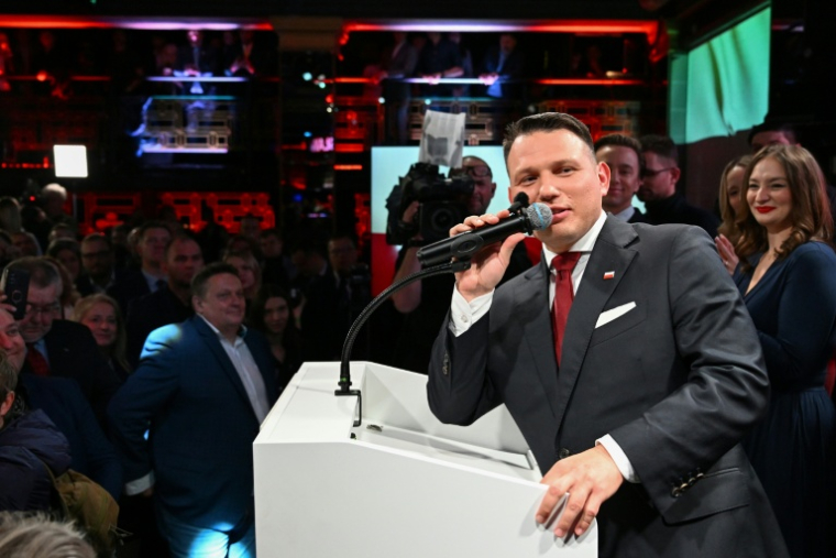 Slawomir Mentzen, arrivé en troisième position au premier tour de l'élection présidentielle en Pologne, le 18 mai 2025 à Varsovie ( AFP / Sergei GAPON )