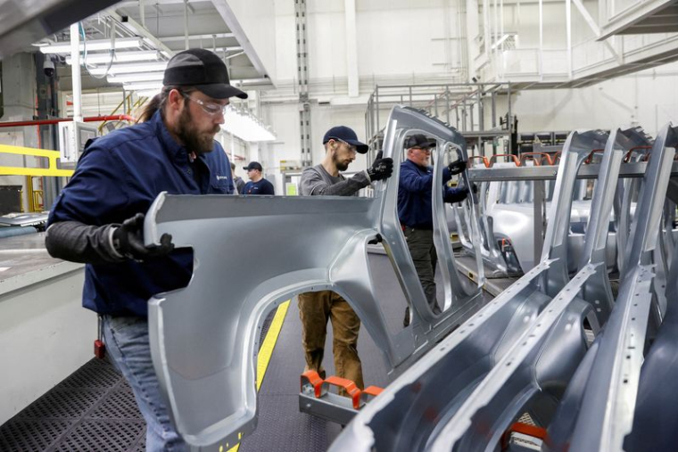 Photo d'archives des employés qui travaillent à l'usine de véhicules électriques de la startup Rivian Automotive