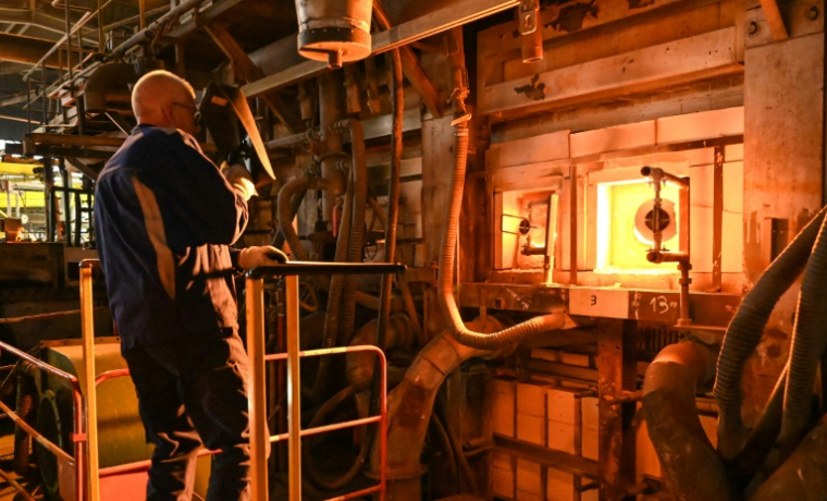 Un employé surveille un four à l'usine de fabrication du verrier Arc, le 13 septembre 2022 à Arcques, dans le Pas-de-Calais ( AFP / DENIS CHARLET )