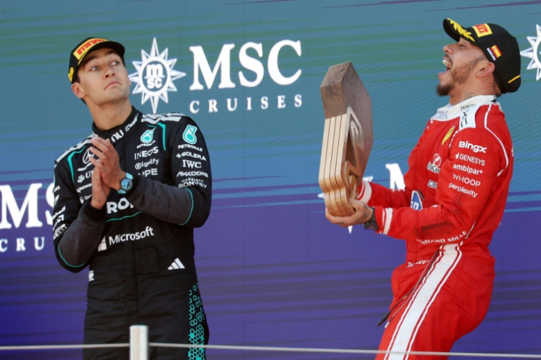 Lewis Hamilton (à droite) avec George Russell à Montmelo le 14 juin 2026 ( AFP / Lluis GENE )
