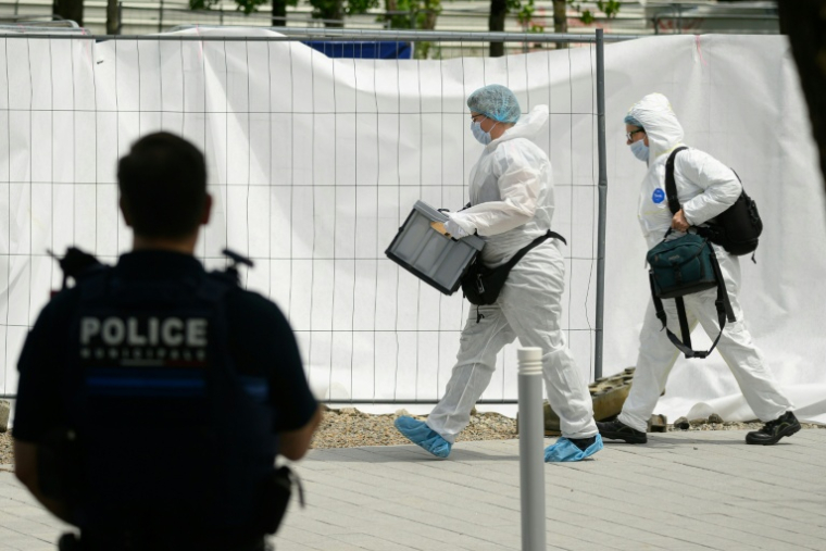 Des membres de la police scientifique recherchent des indices après qu'un jeune homme a été abattu par balle dans un quartier populaire à Nantes, le 4 juin 2026 en Loire-Atlatnique ( AFP / Loic VENANCE )