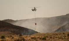 Un hélicoptère d'Infoca (le service andalou de lutte contre les incendies de forêt) largue de l'eau, près de Los Gallardos, dans le sud de l'Espagne, le 11 juillet 2026 ( AFP / JORGE GUERRERO )