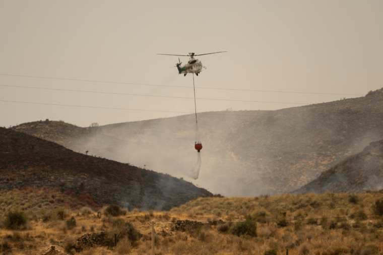 Un hélicoptère d'Infoca (le service andalou de lutte contre les incendies de forêt) largue de l'eau, près de Los Gallardos, dans le sud de l'Espagne, le 11 juillet 2026 ( AFP / JORGE GUERRERO )
