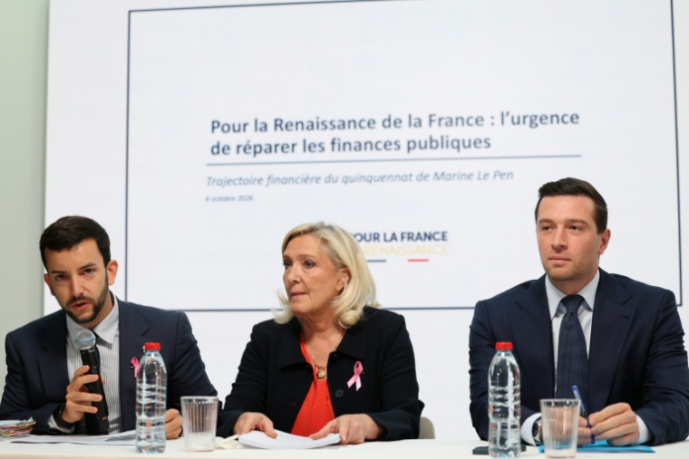(g-d) Le député du Rassemblement national (RN) Jean-Philippe Tanguy, la candidate du RN à la présidentielle de 2027, Marine Le Pen, et le président du RN,  Jordan Bardella, lors d’une conférence de presse pour présenter le contre-budget du parti pour 2027, le 6 octobre 2026  à Paris ( AFP / MEHDI FEDOUACH )