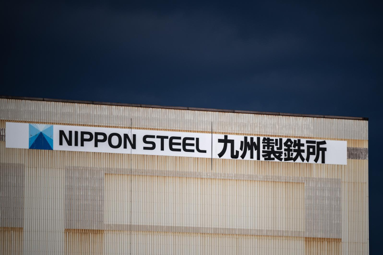 Le président élu américain Donald Trump a annoncé lundi qu'il empêcherait le géant japonais de la sidérurgie Nippon Steel d'acquérir son rival américain US Steel, une prise de contrôle initialement annoncée en décembre 2023 pour 14,9 milliards de dollars. ( AFP / Philip FONG )