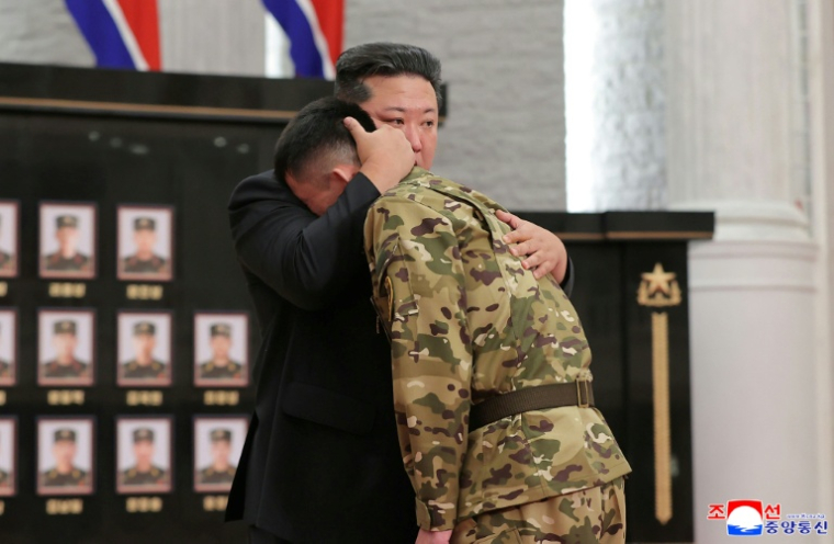 Photo non datée, publiée le 22 août 2025 par l'agence nord-coréenne KCNA, d'un soldat nord-coréen ayant combattu pour la Russie contre l'Ukraine, dans les bras du dirigeant Kim Jong Un, lors d'une cérémonie au siège du Parti des travailleurs de Corée à Pyongyang ( KCNA VIA KNS / STR )