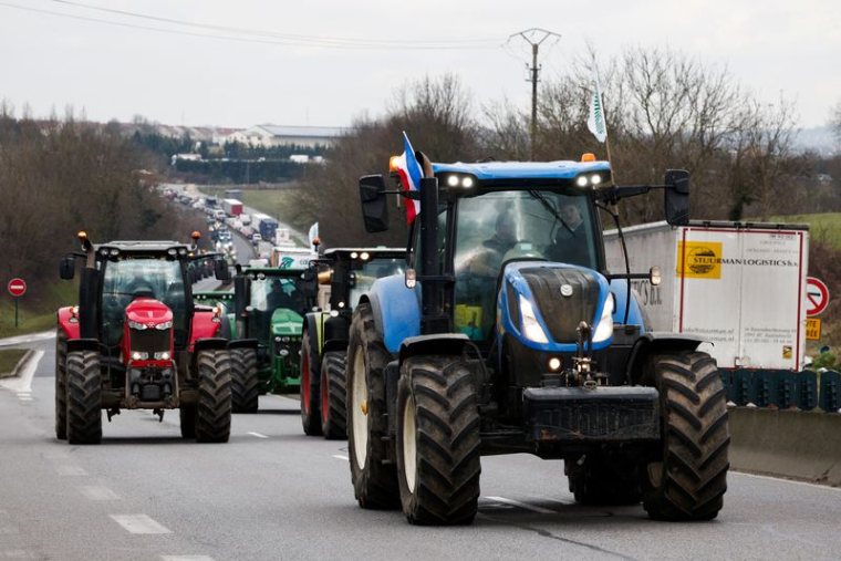 Des agriculteurs français sur leurs tracteurs près de l'aéroport Roissy Charles-de-Gaulle