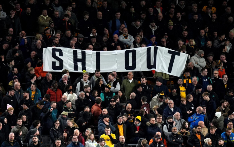 Le président des Wolves se fait remonter les bretelles par ses supporters