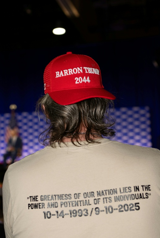 Un participant à la conférence CPAC porte une casquette siglée "Barron Trump 2044", du nom du plus jeune fils du président américain, à Grapevine, au Texas, le 26 mars 2026 ( AFP / Leandro Lozada )