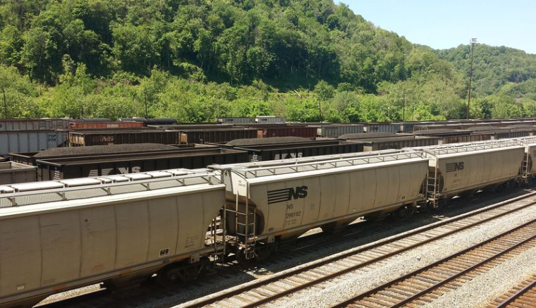 Photo d'archives de trains de marchandises près de Pike Country, Kentucky, aux États-Unis