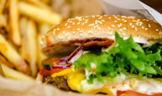 Présent partout en France dans des lieux stratégiques, McDonald's attire par son prix et par ses larges horaires d'ouverture. (leppäkerttu / Pixabay)