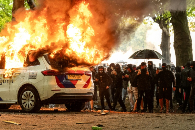 Une voiture de police incendiée lors d'une manifestation anti-immigration à La Haye, aux Pays-Bas, le 20 septembre 2025 ( ANP / Josh Walet )
