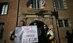 Des opposants à l'autoroute A69 manifestent devant la cour administrative de Toulouse qui examine une demande de récusation visant certains magistrats, le 28 novembre 2025 ( AFP / Lionel BONAVENTURE )