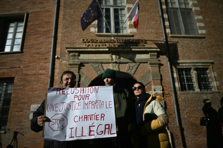 Des opposants à l'autoroute A69 manifestent devant la cour administrative de Toulouse qui examine une demande de récusation visant certains magistrats, le 28 novembre 2025 ( AFP / Lionel BONAVENTURE )