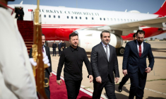 Le président ukrainien Volodymyr Zelensky accueilli à son arrivée à Damas par le ministre syrien des Affaires étrangères Assaad al-Chaibani, sur une photographie diffusée le 5 avril par le service de presse de la présidence ukrainienne  ( UKRAINIAN PRESIDENTIAL PRESS SERVICE / Handout )