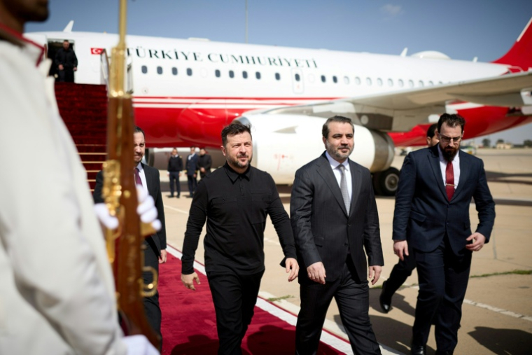 Le président ukrainien Volodymyr Zelensky accueilli à son arrivée à Damas par le ministre syrien des Affaires étrangères Assaad al-Chaibani, sur une photographie diffusée le 5 avril par le service de presse de la présidence ukrainienne  ( UKRAINIAN PRESIDENTIAL PRESS SERVICE / Handout )