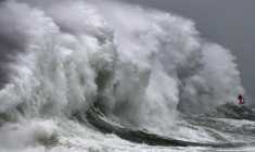 De fortes vagues attendues dans l'Ouest, trois départements en vigilance orange samedi ( AFP / FRED TANNEAU )