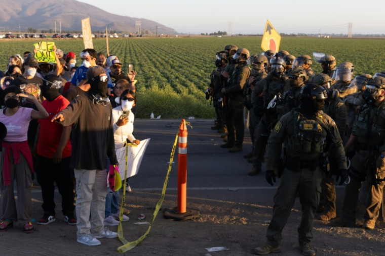 Des manifestants font face à des agents de la police fédérale de l'immigration (ICE) à Camarillo, en Californie, le 10 juillet 2025 ( AFP / BLAKE FAGAN )
