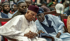 Le vice-président nigérian, Kashim Shettima (à gauche), écoute le président nigérian Bola Ahmed Tinubu (à droite), le 24 mai 2026 à Abuja, au Nigeria ( AFP / Light Oriye Tamunotonye )
