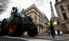 Manifestation contre l'accord de libre-échange UE-Mercosur, à Paris