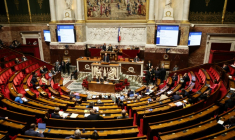 Le ministre de l'Économie et des Finances, Roland Lescure, lors du débat sur le budget 2026 à l'Assemblée nationale, le 13 janvier 2026 à Paris ( AFP / Ludovic MARIN )