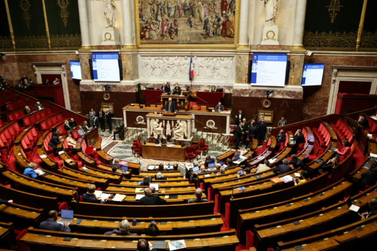 Le ministre de l'Économie et des Finances, Roland Lescure, lors du débat sur le budget 2026 à l'Assemblée nationale, le 13 janvier 2026 à Paris ( AFP / Ludovic MARIN )