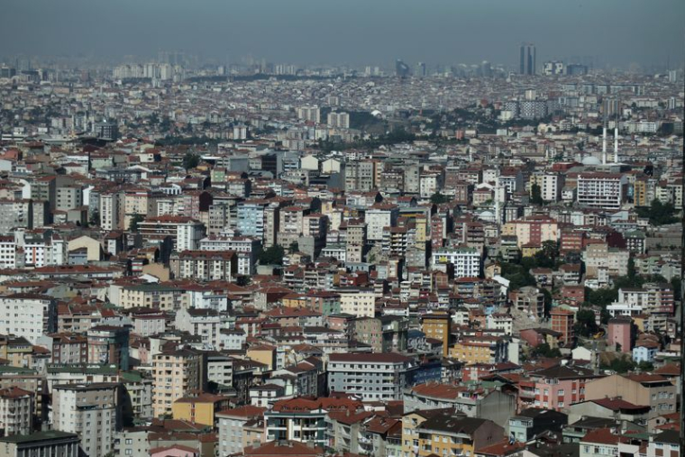 Les logements résidentiels s'étendent à l'horizon de la ligne d'horizon d'Istanbul en Turquie