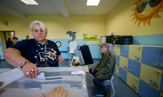 Une femme dépose son bulletin dans l'urne dans un bureau de vote lors des législatives à Sofia, le 19 avril 2026 ( AFP / Dimitar KYOSEMARLIEV  )