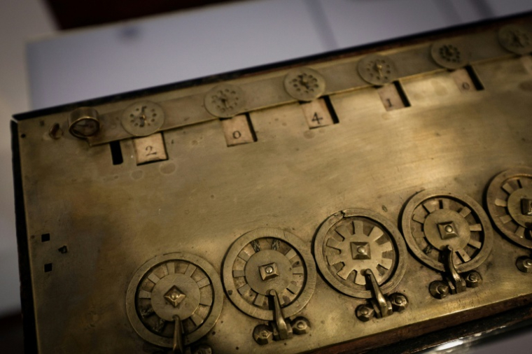 L'exemplaire de Pascaline mis aux enchères le 19 novembre par Christie's, exposée à Paris le 11 septembre 2025 ( AFP / STEPHANE DE SAKUTIN )