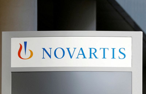 Le logo du fabricant suisse de médicaments Novartis au siège français de l'entreprise à Rueil-Malmaison