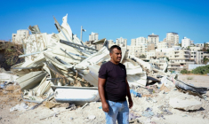 L'entrepreneur palestinien Yahya Abou Ghalia devant sa maison rasée par Israël près de la localité d'al-Eizariya, la Béthanie de la tradition chrétienne, le 30 septembre 2025 ( AFP / Zain JAAFAR )