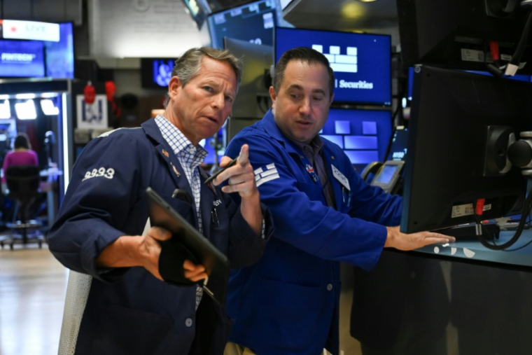 Deux opérateurs à la Bourse de New York le 13 juin 2025. ( AFP / ANGELA WEISS )