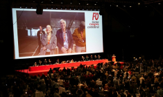 Cécile Kohler et Jacques Paris apparaissent sur un écran géant lors du 26e congrès national du syndicat français Force Ouvrière (FO), le 20 avril 2026 à Dijon, en Côte d'Or ( AFP / ARNAUD FINISTRE )
